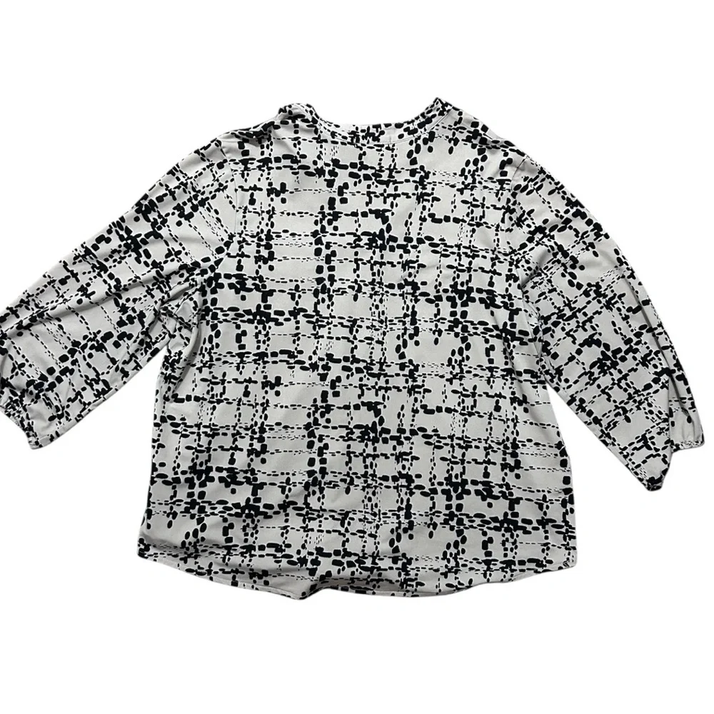 Dressbarn Black and White Abstract Blouse - Picture 2 of 5